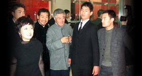 特勤隊(duì)員在電影首映式開始前護(hù)送演員入場